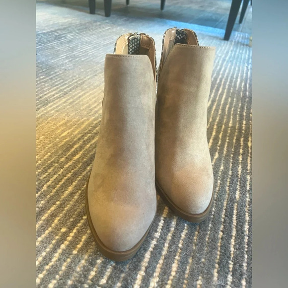 Dolcetta booties Cream with animal print back Size 6 Preowned Great Condition - Picture 2 of 6